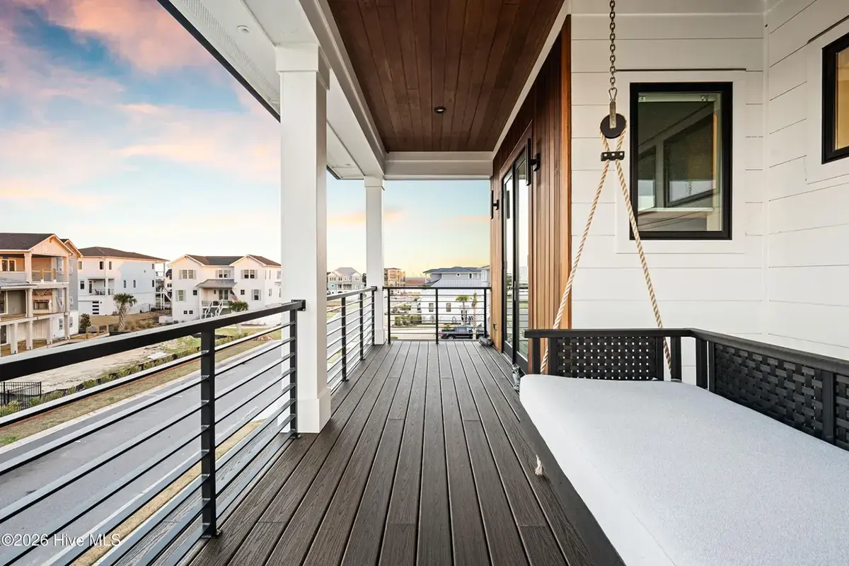 Fotografii reale ale caselor construite 28 – Proiect de casa cu 2 etaje 446 m²: 5 Dormitoare, Birou, 6 Bai, Bucatarie deschisa, Garaj — 96183R