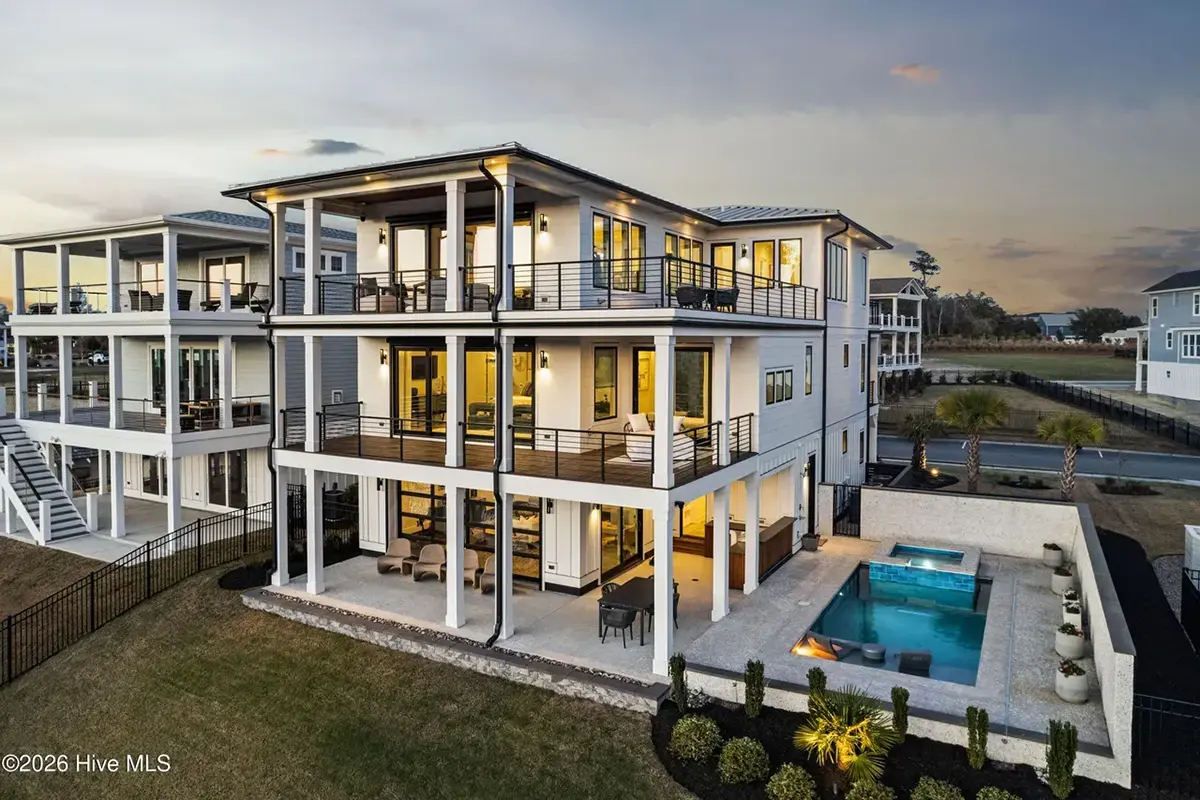 Fotografii reale ale caselor construite 19 – Proiect de casa cu 2 etaje 446 m²: 5 Dormitoare, Birou, 6 Bai, Bucatarie deschisa, Garaj — 96183R