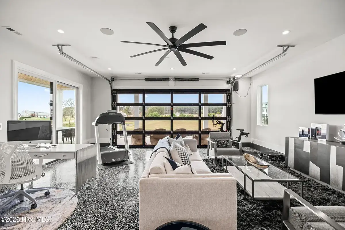 Fotografii reale ale caselor construite 25 – Proiect de casa cu 2 etaje 446 m²: 5 Dormitoare, Birou, 6 Bai, Bucatarie deschisa, Garaj — 96183R