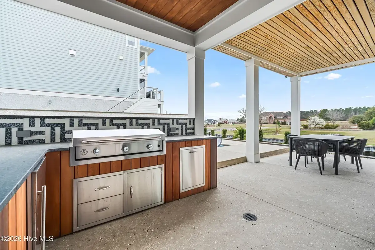 Fotografii reale ale caselor construite 26 – Proiect de casa cu 2 etaje 446 m²: 5 Dormitoare, Birou, 6 Bai, Bucatarie deschisa, Garaj — 96183R
