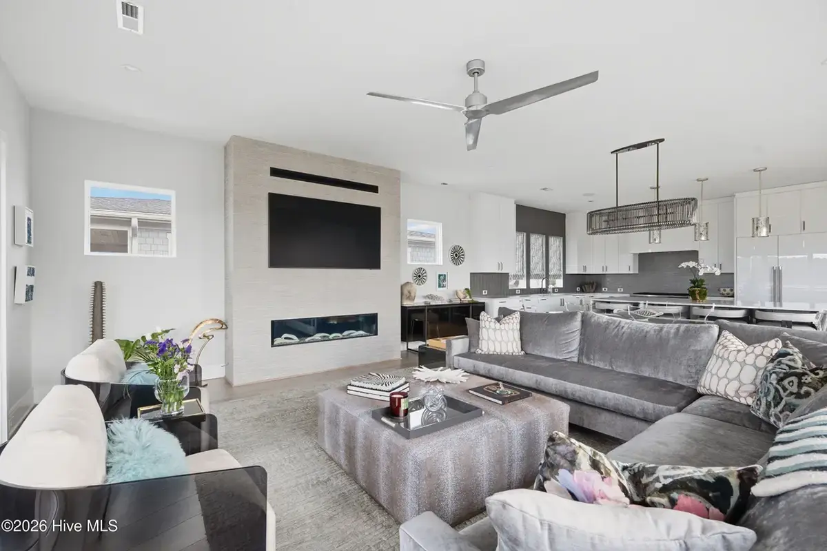 Interior 12 – Proiect de casa cu 2 etaje 446 m²: 5 Dormitoare, Birou, 6 Bai, Bucatarie deschisa, Garaj — 96183R