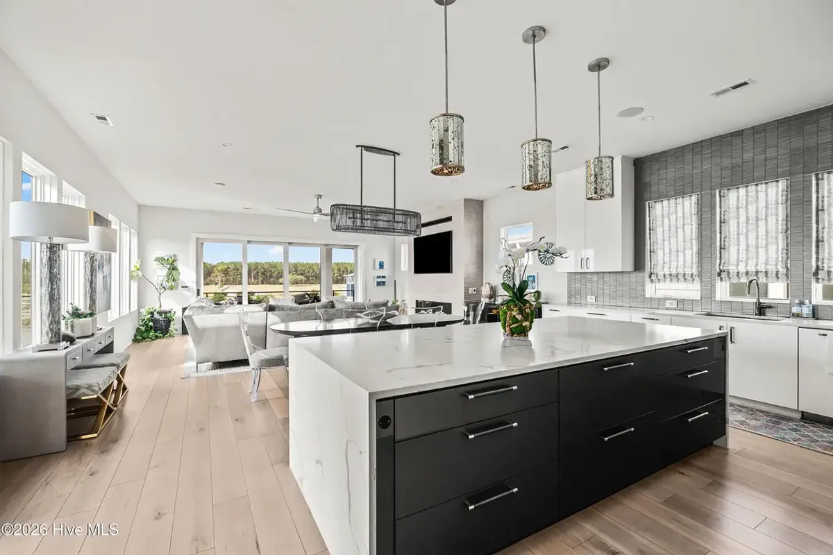 Interior 10 – Proiect de casa cu 2 etaje 446 m²: 5 Dormitoare, Birou, 6 Bai, Bucatarie deschisa, Garaj — 96183R
