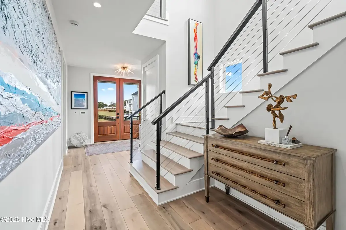 Interior 9 – Proiect de casa cu 2 etaje 446 m²: 5 Dormitoare, Birou, 6 Bai, Bucatarie deschisa, Garaj — 96183R