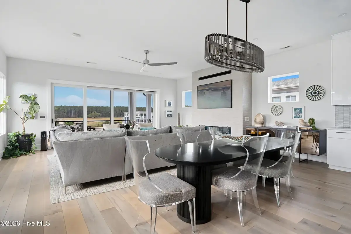 Interior 11 – Proiect de casa cu 2 etaje 446 m²: 5 Dormitoare, Birou, 6 Bai, Bucatarie deschisa, Garaj — 96183R