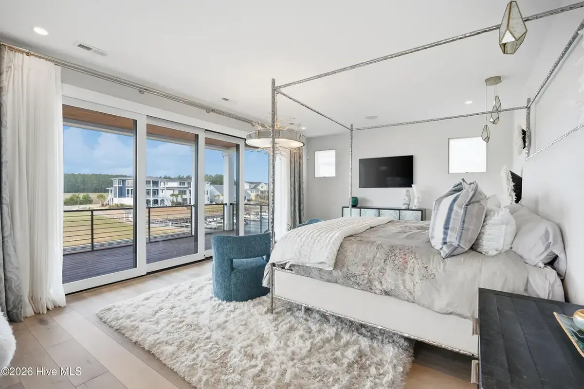 Interior 17 – Proiect de casa cu 2 etaje 446 m²: 5 Dormitoare, Birou, 6 Bai, Bucatarie deschisa, Garaj — 96183R
