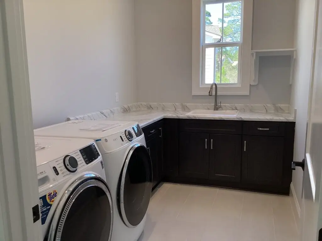 Interior 9 – Proiect de casa parter cu mansardă 304 m²: 3 Dormitoare, Birou, 4 Bai, Bucatarie deschisa, Garaj — 17048R