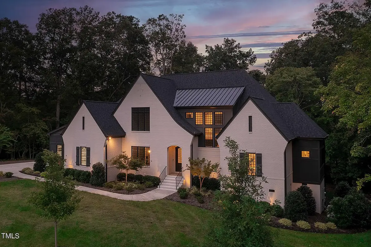 Fotografii reale ale caselor construite 23 – Proiect de casa parter cu mansardă 399 m²: 5 Dormitoare, 7 Bai, Bucatarie deschisa, Garaj — 51547R