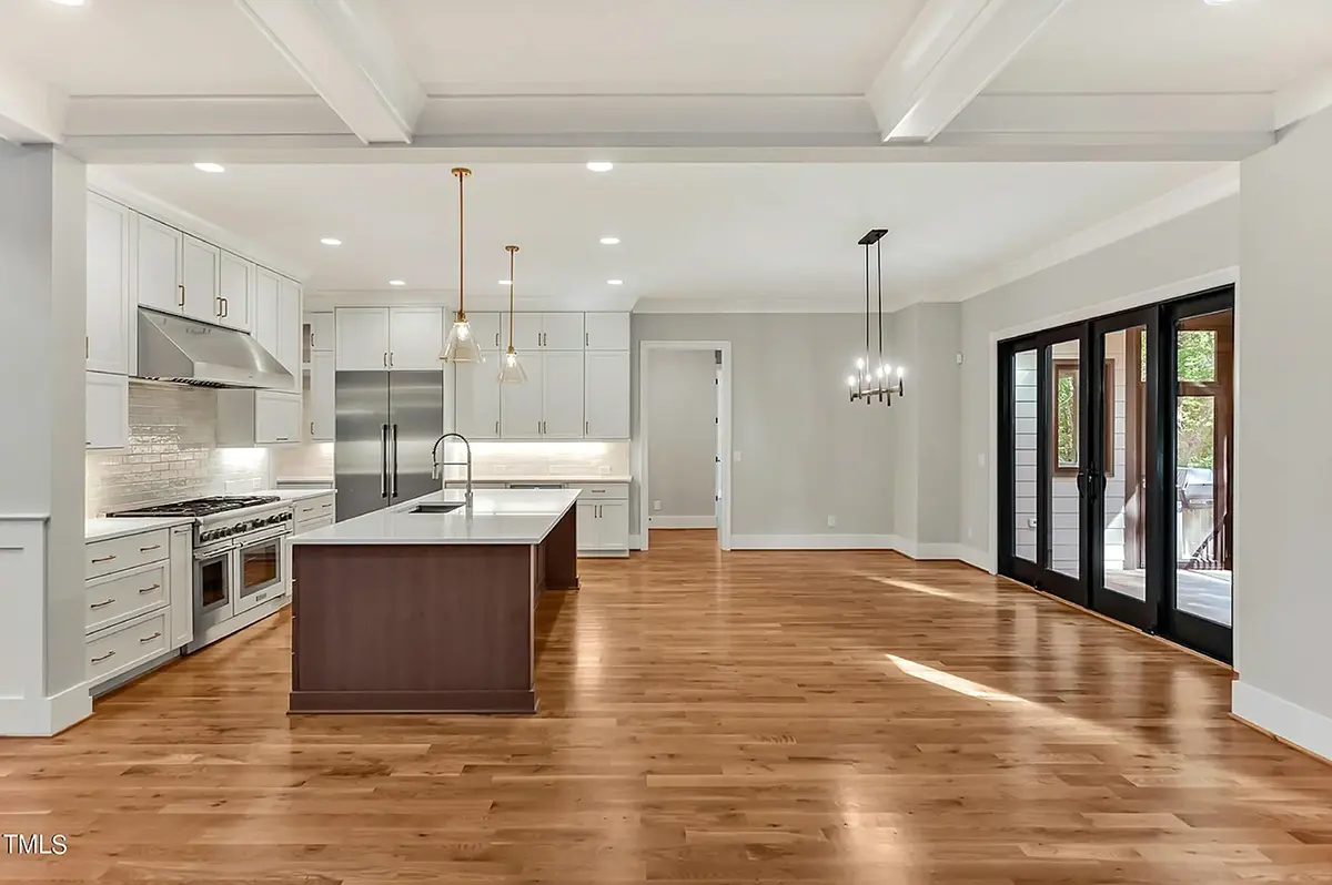 Interior 6 – Proiect de casa parter cu mansardă 399 m²: 5 Dormitoare, 7 Bai, Bucatarie deschisa, Garaj — 51547R