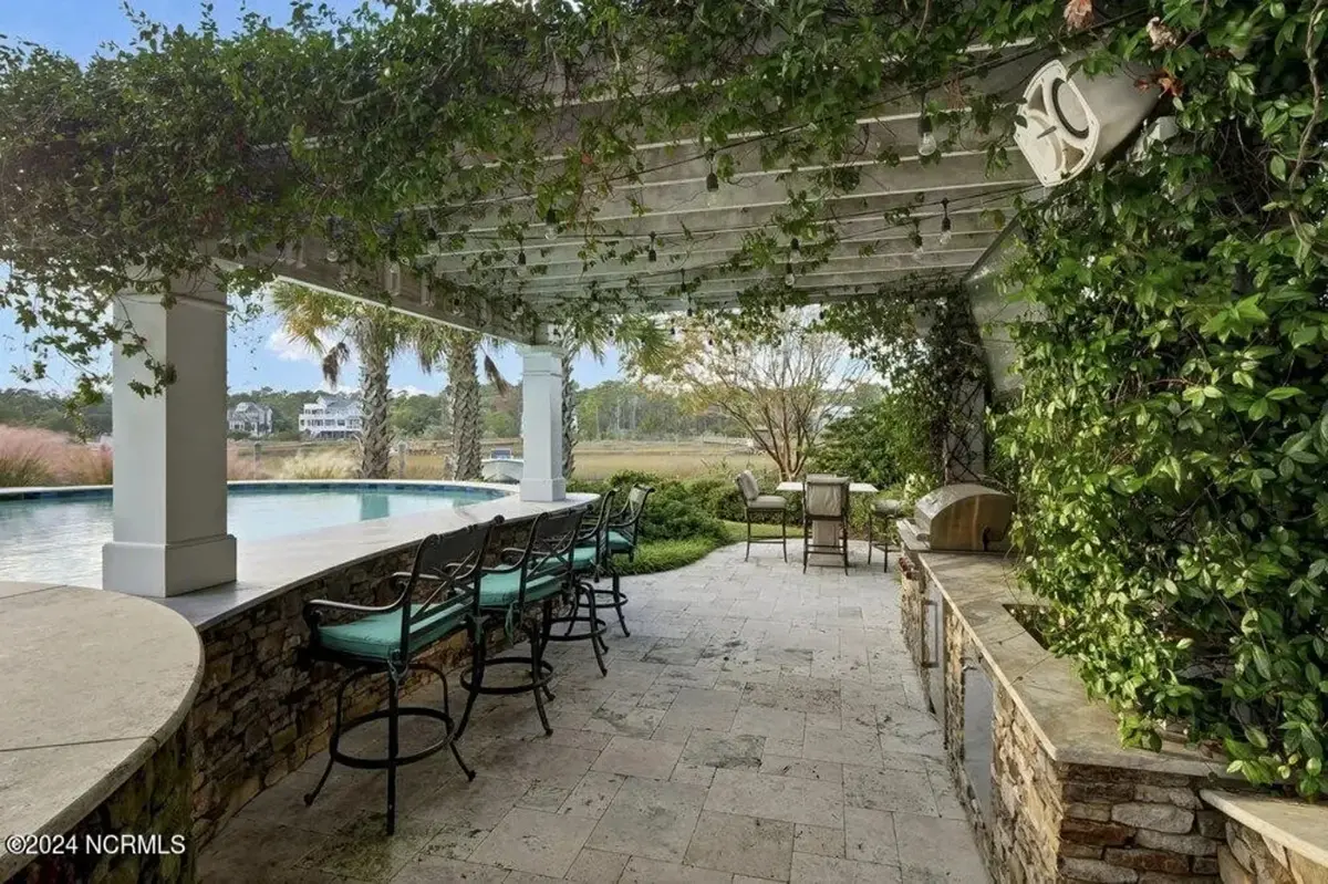 Fotografii reale ale caselor construite 22 – Proiect de casa cu 2 etaje 585 m²: 5 Dormitoare, Birou, 7 Bai, Bucatarie deschisa, Garaj — 10297R