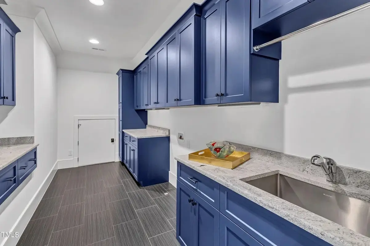 Interior 15 – Proiect de casa cu etaj + demisol 630 m²: 6 Dormitoare, 6 Bai, Bucatarie deschisa, Garaj — 59624R