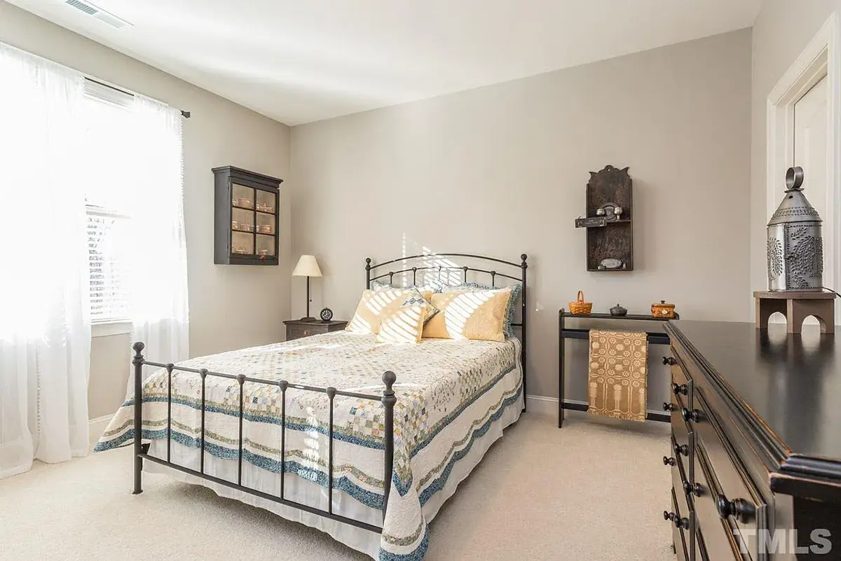 Interior 8 – Proiect de casa cu etaj 318 m²: 5 Dormitoare, 4 Bai, Bucatarie deschisa, Garaj — 70890R