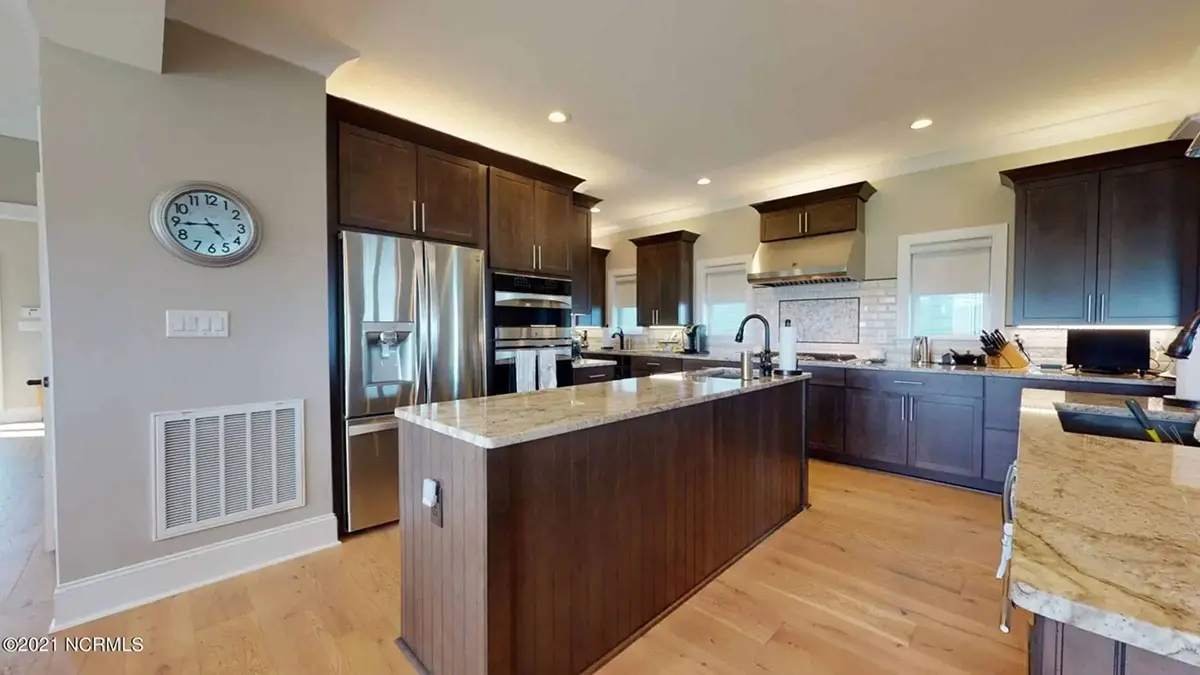 Interior 8 – Proiect de casa cu 2 etaje 372 m²: 3 Dormitoare, 5 Bai, Bucatarie deschisa, Garaj — 58990R