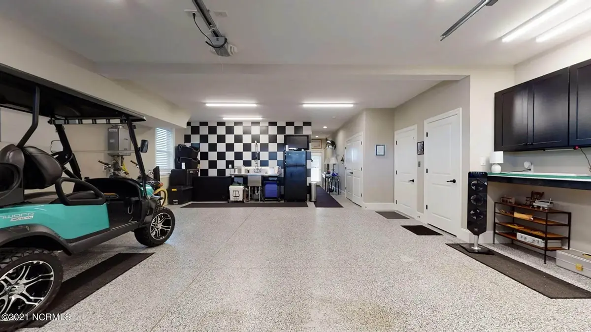 Interior 14 – Proiect de casa cu 2 etaje 372 m²: 3 Dormitoare, 5 Bai, Bucatarie deschisa, Garaj — 58990R