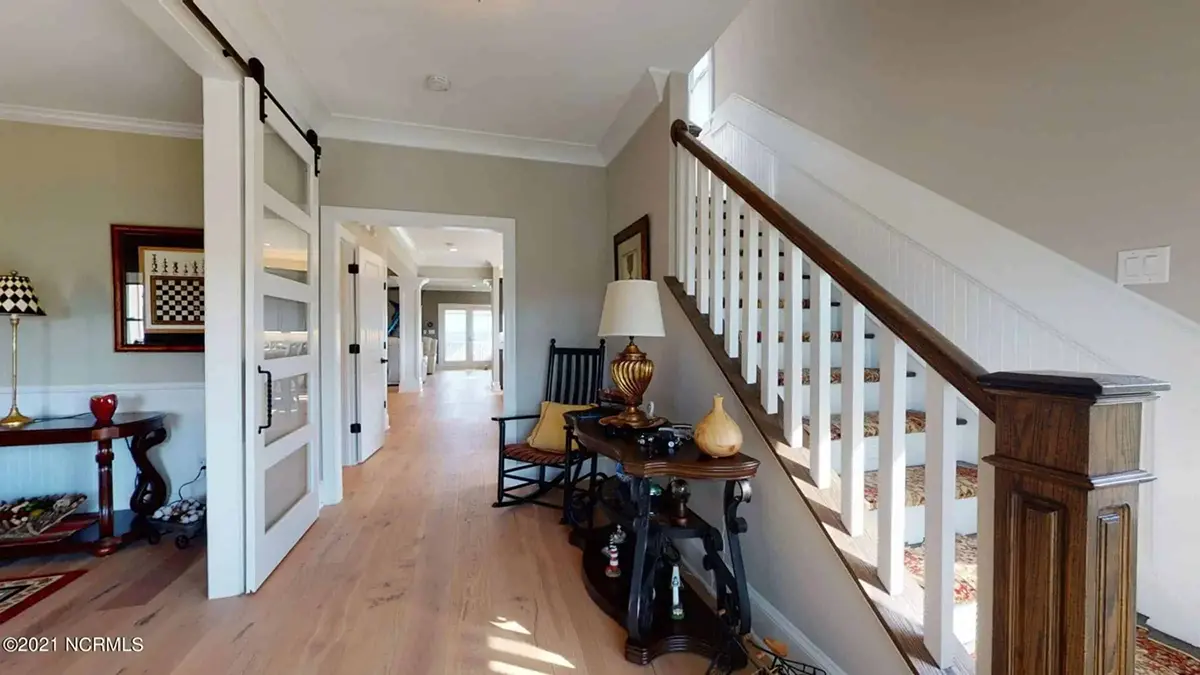Interior 13 – Proiect de casa cu 2 etaje 372 m²: 3 Dormitoare, 5 Bai, Bucatarie deschisa, Garaj — 58990R