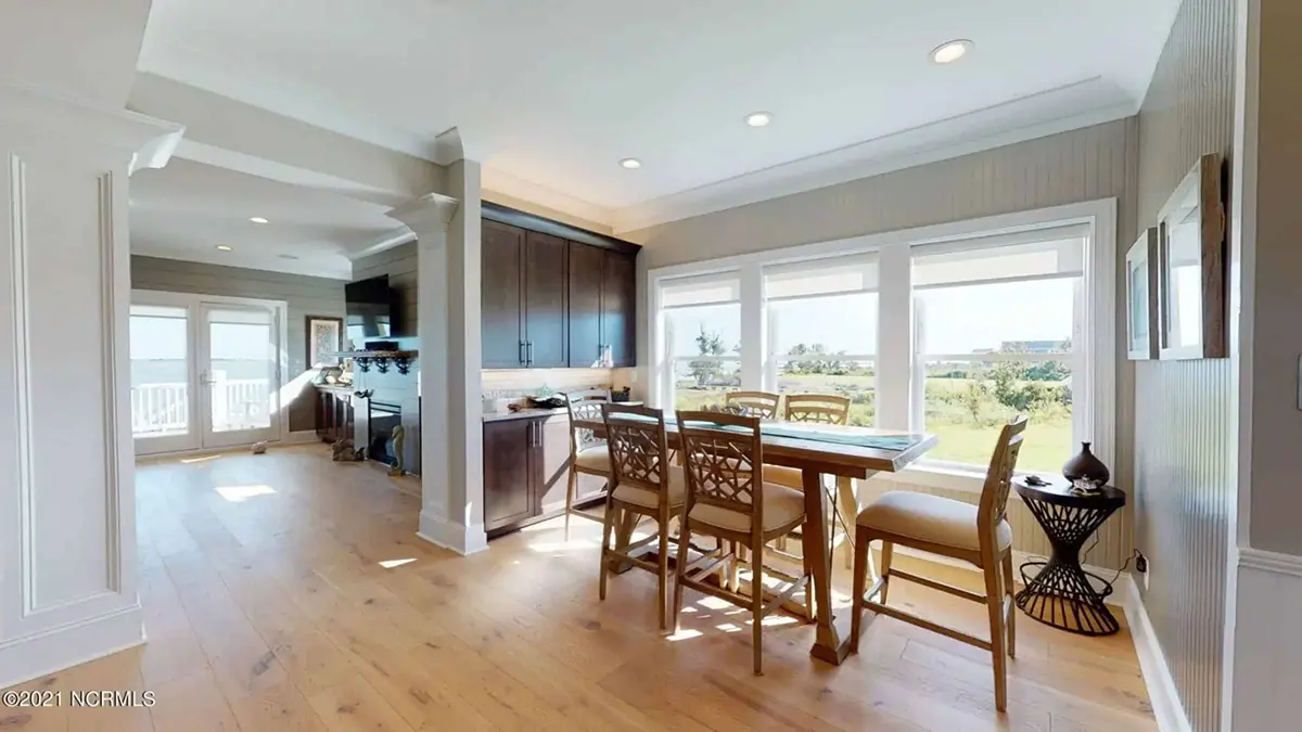 Interior 10 – Proiect de casa cu 2 etaje 372 m²: 3 Dormitoare, 5 Bai, Bucatarie deschisa, Garaj — 58990R