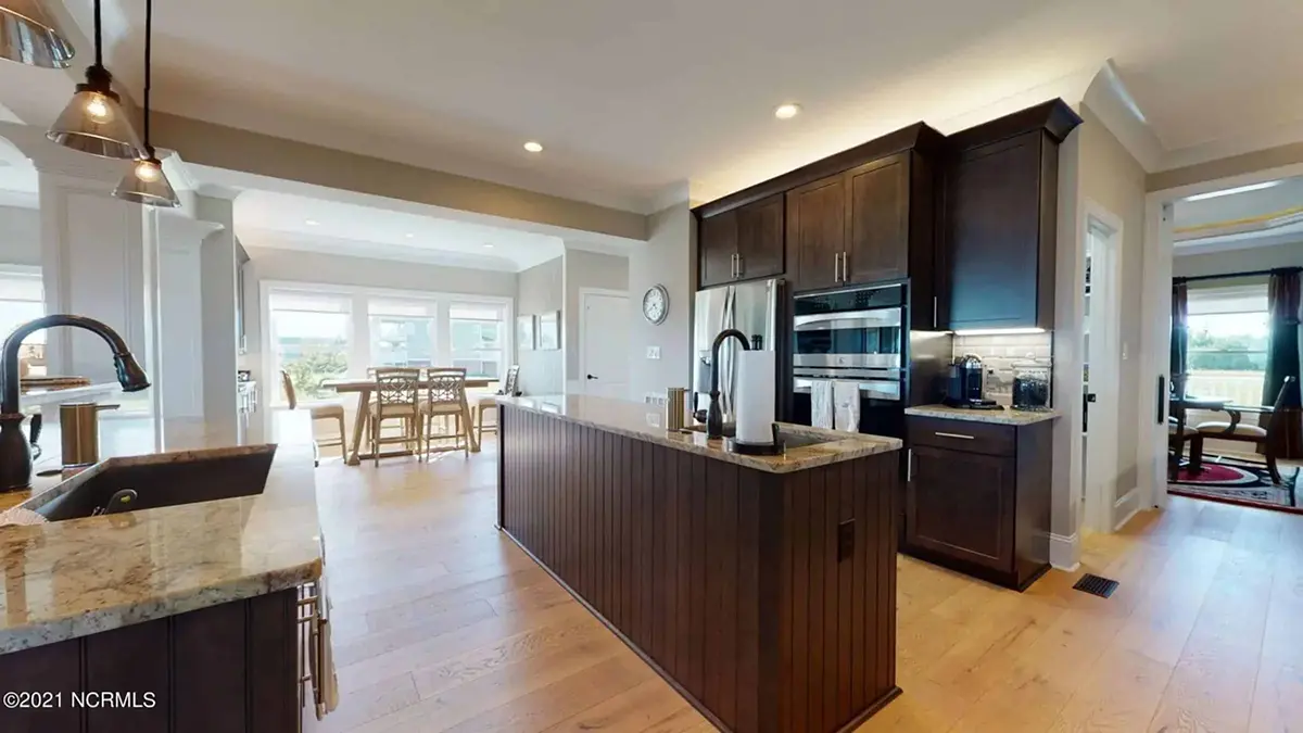 Interior 12 – Proiect de casa cu 2 etaje 372 m²: 3 Dormitoare, 5 Bai, Bucatarie deschisa, Garaj — 58990R