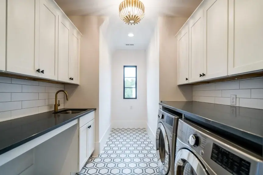 Fotografii reale ale caselor construite 20 – Proiect de casa cu etaj + demisol 599 m²: 6 Dormitoare, Birou, 8 Bai, Bucatarie deschisa, Garaj — 36963R