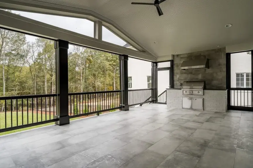 Fotografii reale ale caselor construite 19 – Proiect de casa cu etaj + demisol 599 m²: 6 Dormitoare, Birou, 8 Bai, Bucatarie deschisa, Garaj — 36963R