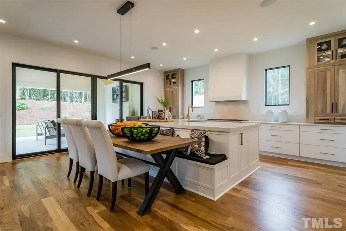 Interior 13 – Proiect de casa cu 2 etaje 483 m²: 5 Dormitoare, Birou, 6 Bai, Bucatarie deschisa, Garaj — 82660R