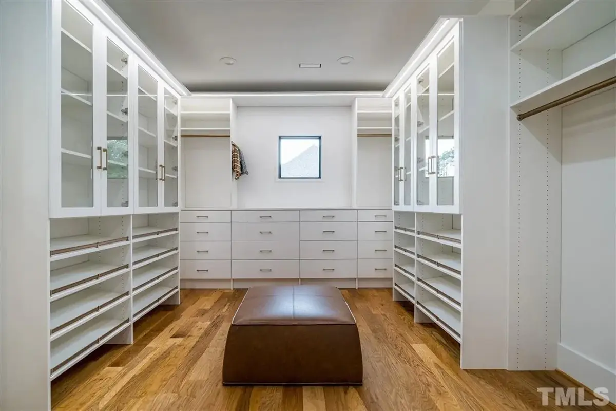 Interior 10 – Proiect de casa cu 2 etaje 483 m²: 5 Dormitoare, Birou, 6 Bai, Bucatarie deschisa, Garaj — 82660R
