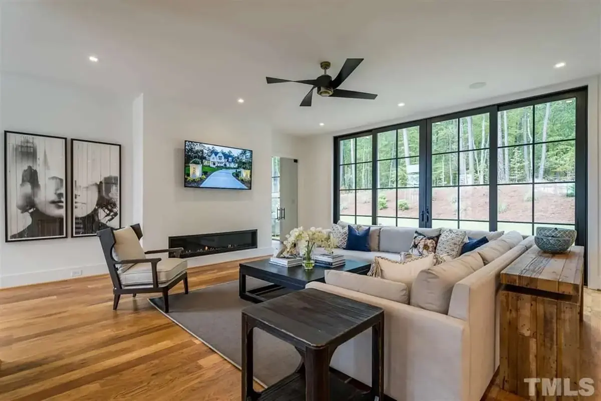 Interior 8 – Proiect de casa cu 2 etaje 483 m²: 5 Dormitoare, Birou, 6 Bai, Bucatarie deschisa, Garaj — 82660R