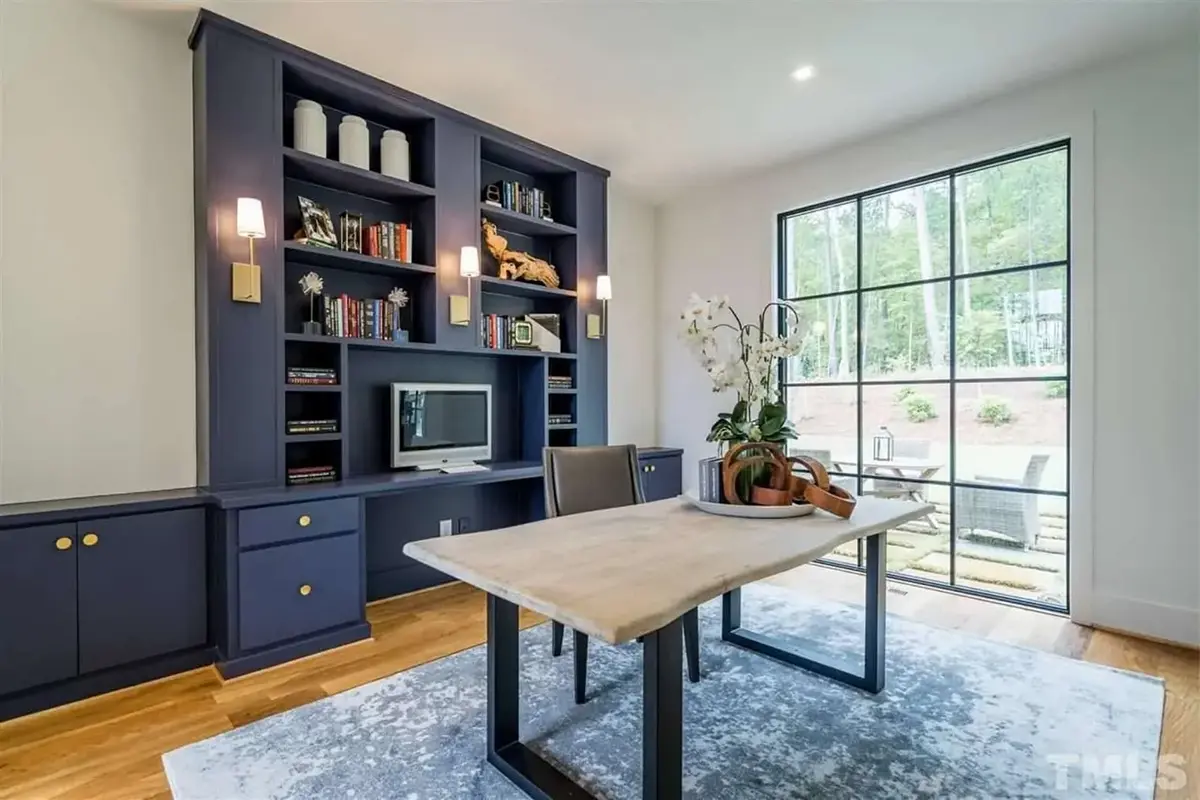 Interior 14 – Proiect de casa cu 2 etaje 483 m²: 5 Dormitoare, Birou, 6 Bai, Bucatarie deschisa, Garaj — 82660R