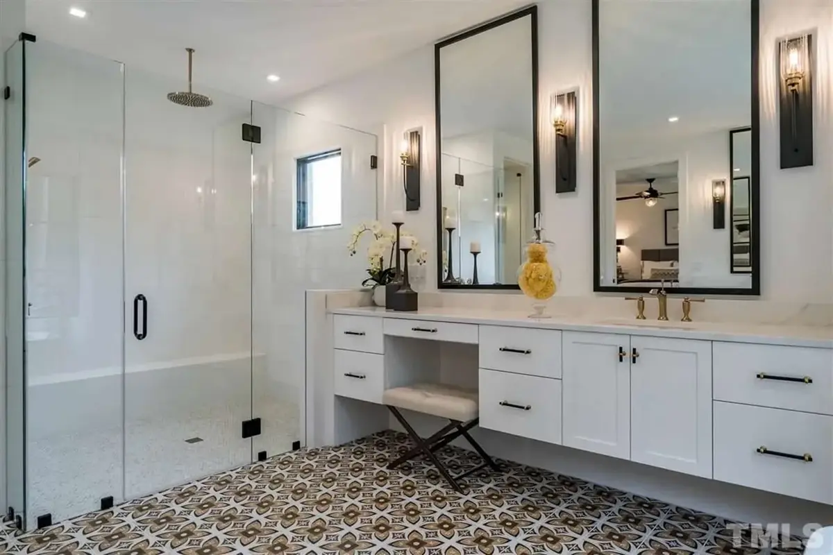 Interior 9 – Proiect de casa cu 2 etaje 483 m²: 5 Dormitoare, Birou, 6 Bai, Bucatarie deschisa, Garaj — 82660R