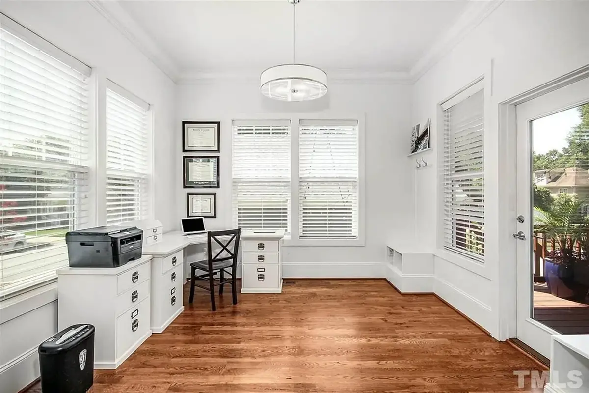 Interior 14 – Proiect de casa cu etaj 246 m²: 3 Dormitoare, Birou, 4 Bai, Bucatarie deschisa, fara Garaj — 39006R