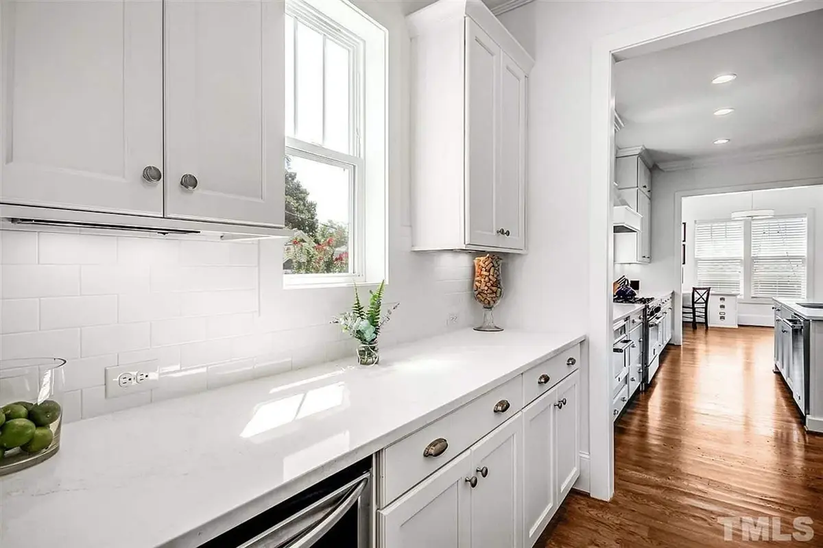 Interior 7 – Proiect de casa cu etaj 246 m²: 3 Dormitoare, Birou, 4 Bai, Bucatarie deschisa, fara Garaj — 39006R