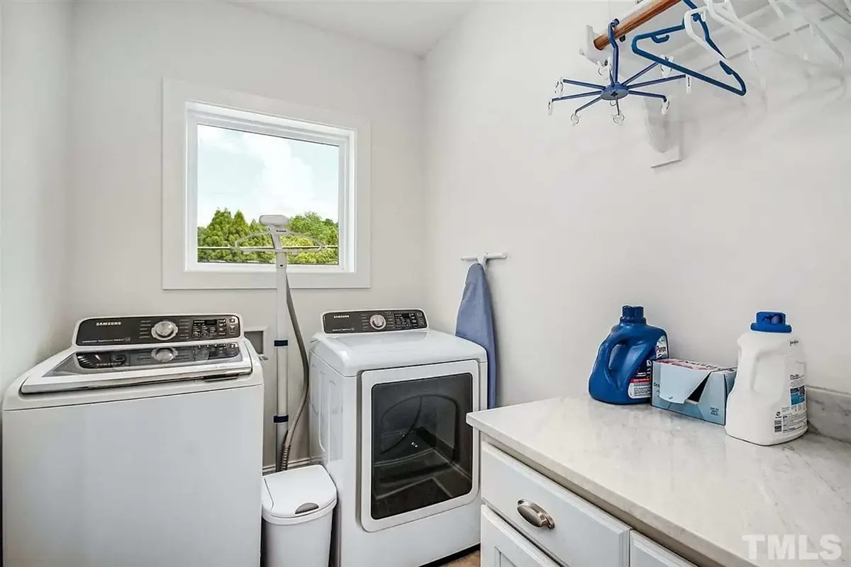 Interior 13 – Proiect de casa cu etaj 246 m²: 3 Dormitoare, Birou, 4 Bai, Bucatarie deschisa, fara Garaj — 39006R