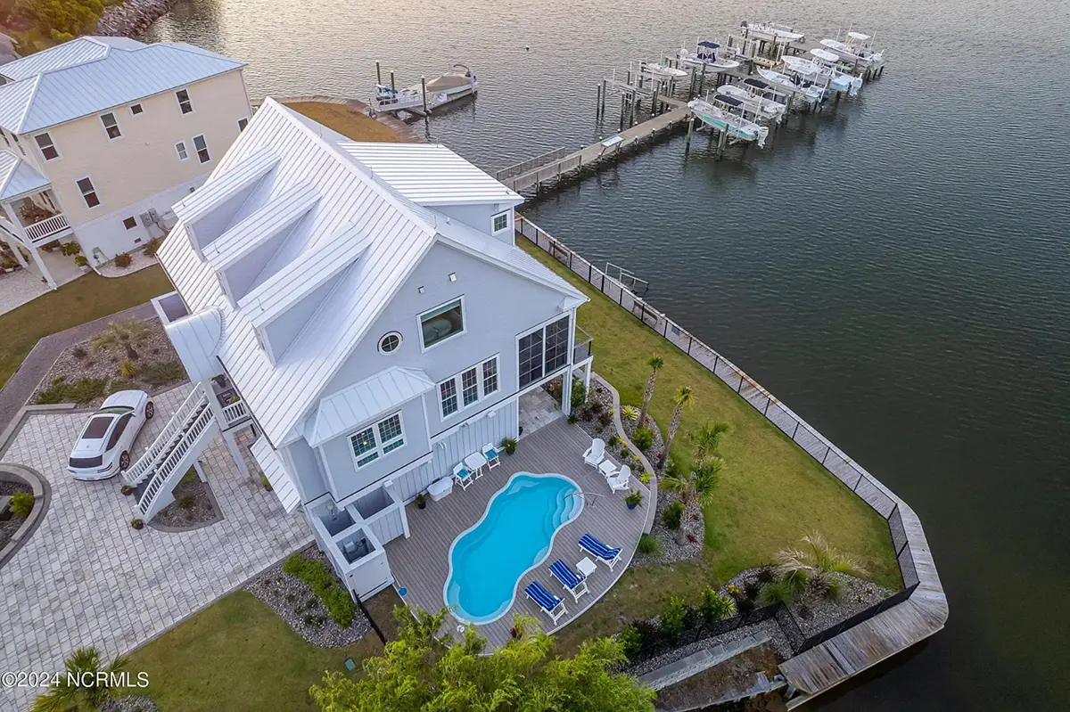 Fotografii reale ale caselor construite 17 – Proiect de casa cu 2 etaje 281 m²: 3 Dormitoare, 4 Bai, Bucatarie deschisa, Garaj — 89558R