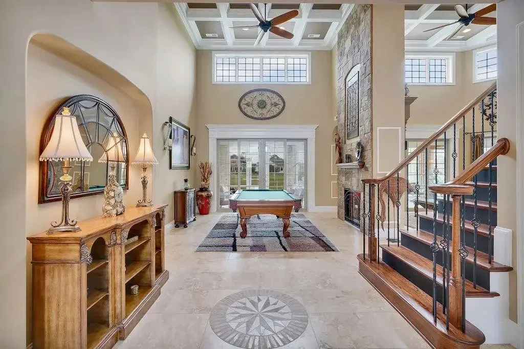 Interior 8 – Proiect de casa cu etaj 390 m²: 4 Dormitoare, Birou, 5 Bai, Bucatarie deschisa, Garaj — 20933R