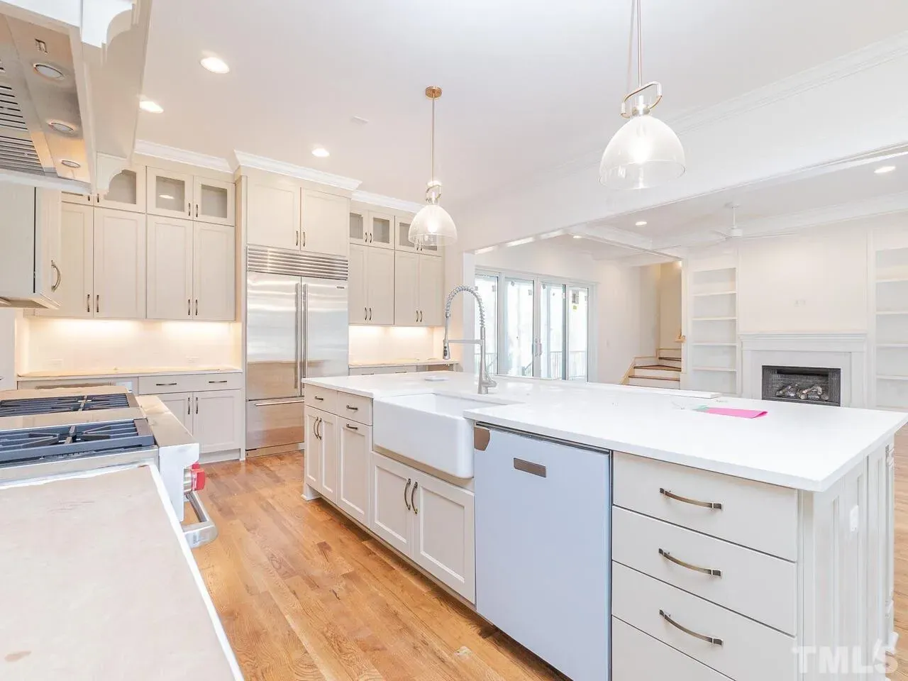 Interior 8 – Proiect de casa parter cu mansardă 341 m²: 4 Dormitoare, Birou, 5 Bai, Bucatarie deschisa, Garaj — 11321R