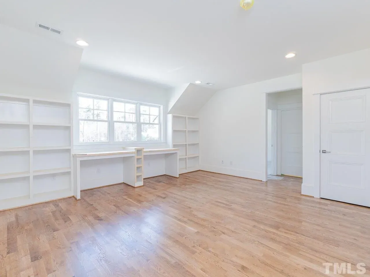 Interior 6 – Proiect de casa parter cu mansardă 341 m²: 4 Dormitoare, Birou, 5 Bai, Bucatarie deschisa, Garaj — 11321R