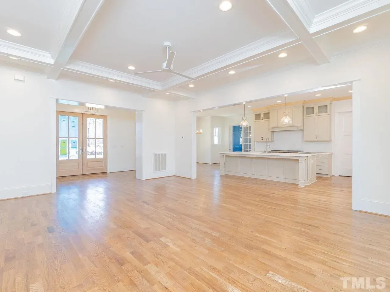 Interior 7 – Proiect de casa parter cu mansardă 341 m²: 4 Dormitoare, Birou, 5 Bai, Bucatarie deschisa, Garaj — 11321R