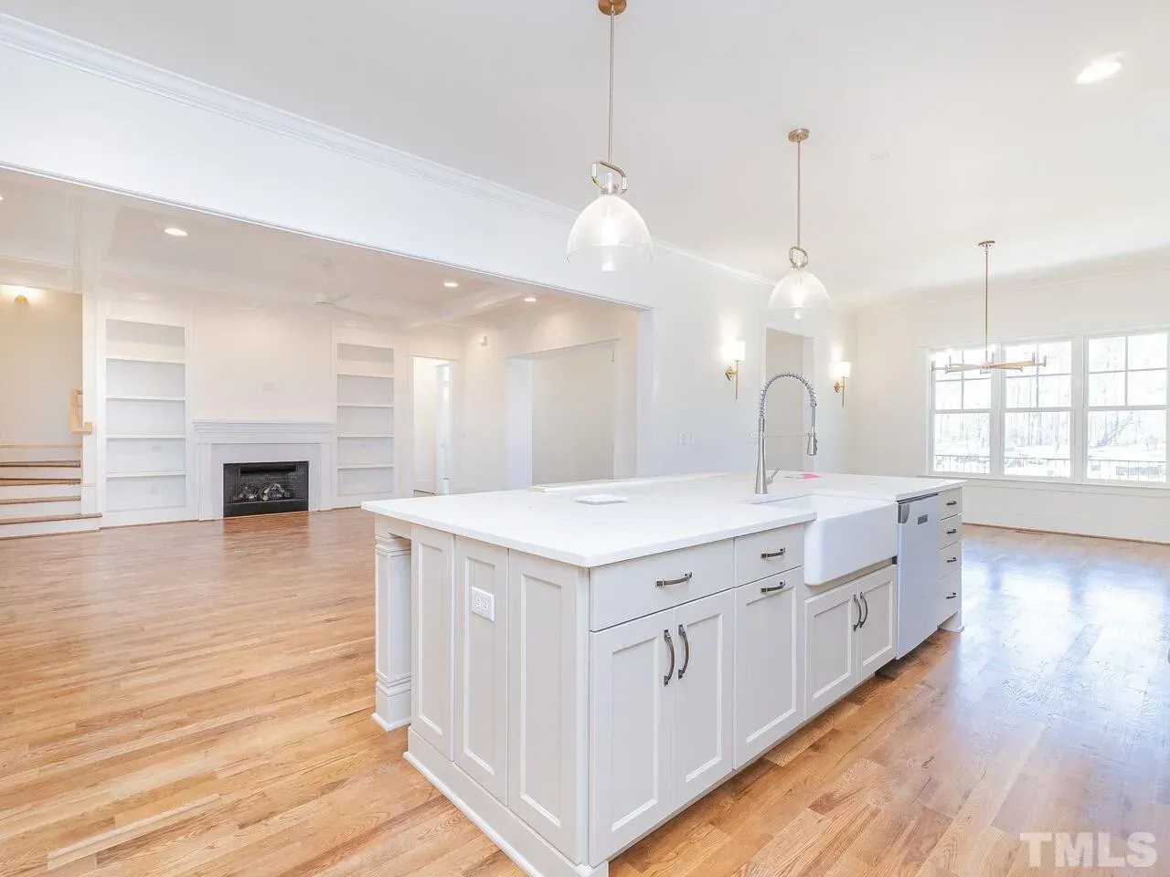 Interior 9 – Proiect de casa parter cu mansardă 341 m²: 4 Dormitoare, Birou, 5 Bai, Bucatarie deschisa, Garaj — 11321R