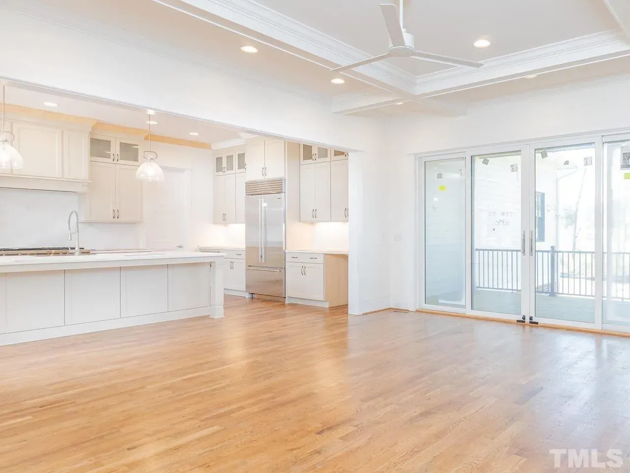 Interior 5 – Proiect de casa parter cu mansardă 341 m²: 4 Dormitoare, Birou, 5 Bai, Bucatarie deschisa, Garaj — 11321R