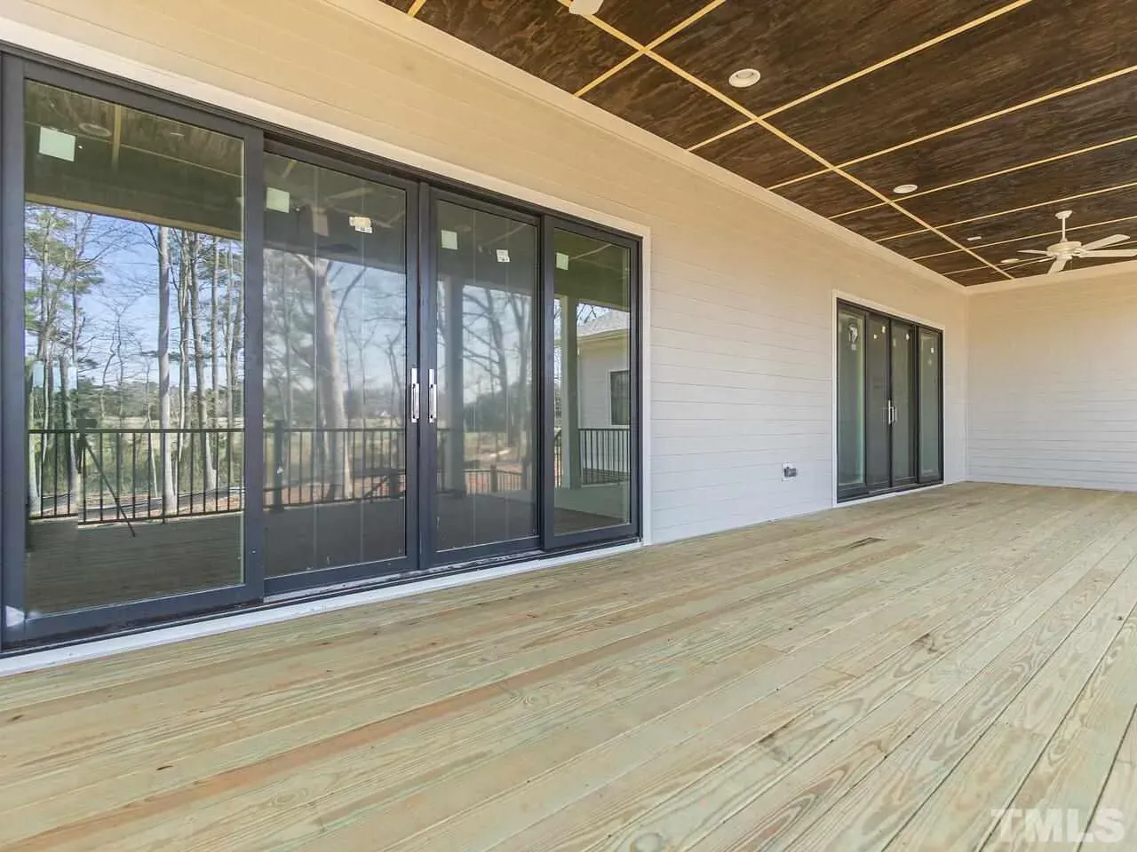 Fotografii reale ale caselor construite 14 – Proiect de casa parter cu mansardă 341 m²: 4 Dormitoare, Birou, 5 Bai, Bucatarie deschisa, Garaj — 11321R