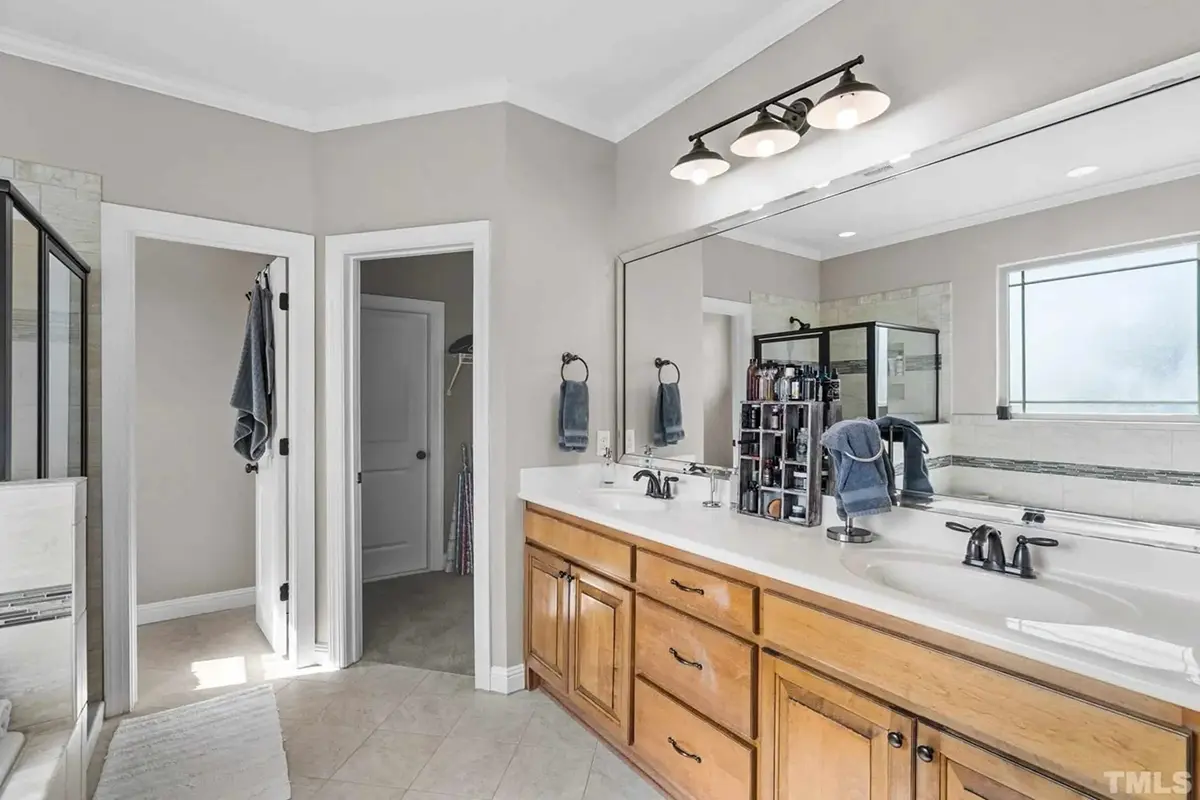 Interior 14 – Proiect de casa cu etaj 247 m²: 3 Dormitoare, 3 Bai, Bucatarie deschisa, Garaj — 83552R