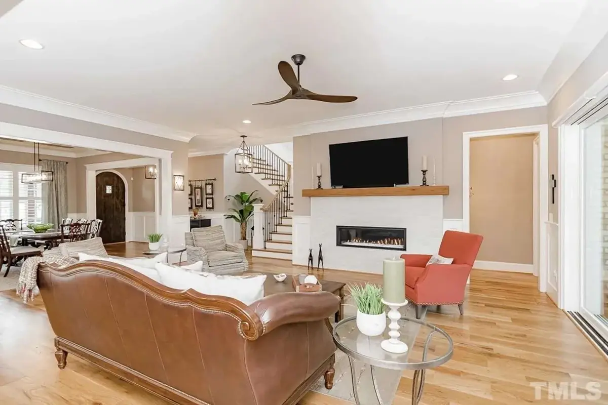 Interior 9 – Proiect de casa cu etaj 391 m²: 5 Dormitoare, 6 Bai, Bucatarie deschisa, Garaj — 11740R