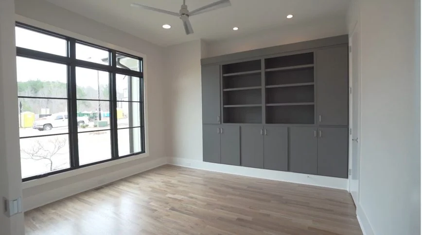 Interior 11 – Proiect de casa parter cu mansardă 399 m²: 5 Dormitoare, Birou, 7 Bai, Bucatarie deschisa, Garaj — 33241R