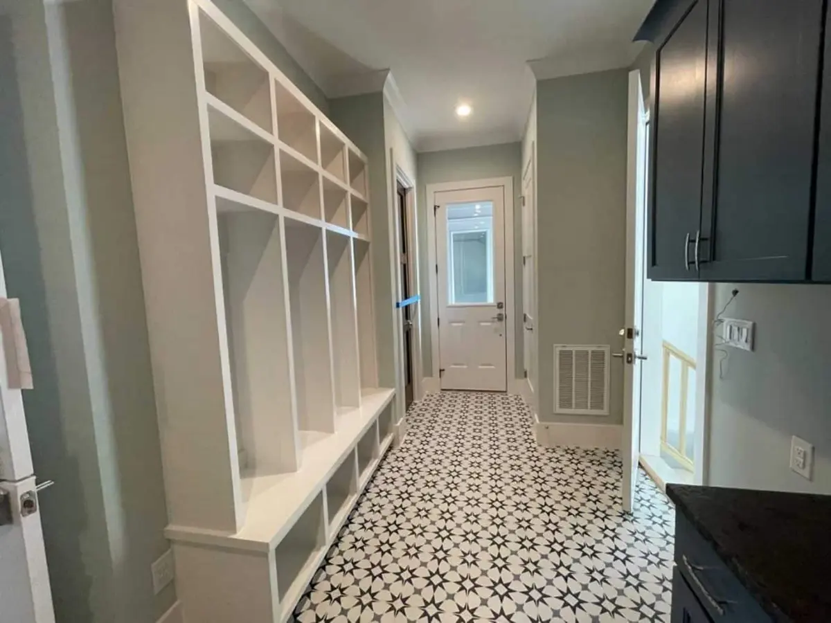 Interior 9 – Proiect de casa parter cu mansardă 399 m²: 5 Dormitoare, Birou, 7 Bai, Bucatarie deschisa, Garaj — 33241R