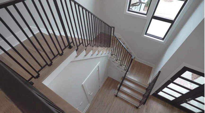 Interior 6 – Proiect de casa parter cu mansardă 399 m²: 5 Dormitoare, Birou, 7 Bai, Bucatarie deschisa, Garaj — 33241R