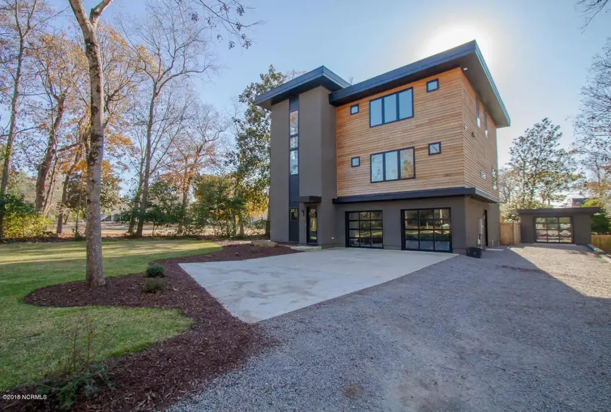 Fotografii reale ale caselor construite 16 – Proiect de casa cu 2 etaje 351 m², 5 Dormitoare — 70598R